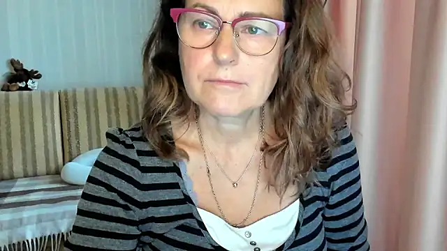 Snapshot of lauraoven chatting on October 2025 08:15:02 AM lauraoven online show from October 2025 08:15:02 AM