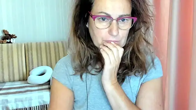 Snapshot of lauraoven chatting on October 2025 12:50:01 PM lauraoven online show from October 2025 12:50:01 PM