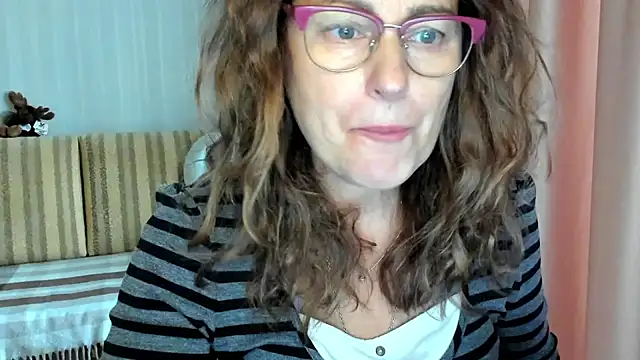 Snapshot of lauraoven chatting on October 2025 10:27:01 AM lauraoven online show from October 2025 10:27:01 AM