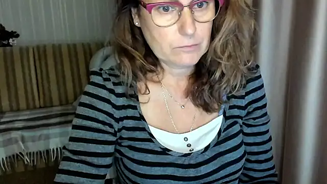 Snapshot of lauraoven chatting on October 2025 01:44:02 PM lauraoven online show from October 2025 01:44:02 PM