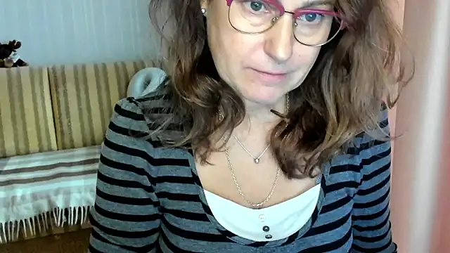 Snapshot of lauraoven chatting on October 2025 08:57:02 AM lauraoven online show from October 2025 08:57:02 AM