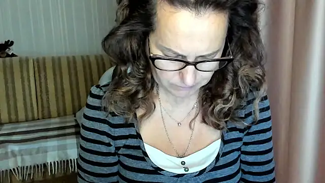 Snapshot of lauraoven chatting on October 2025 07:27:01 AM lauraoven online show from October 2025 07:27:01 AM