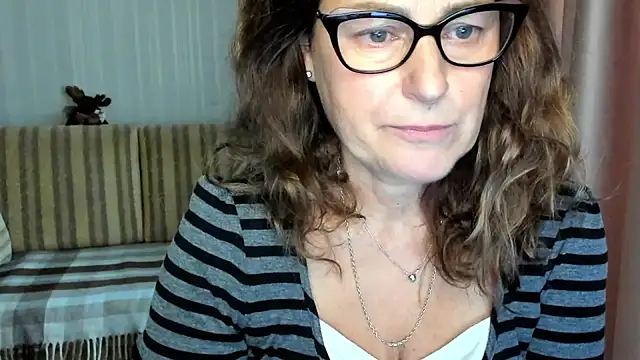 Snapshot of lauraoven chatting on October 2025 09:06:02 AM lauraoven online show from October 2025 09:06:02 AM