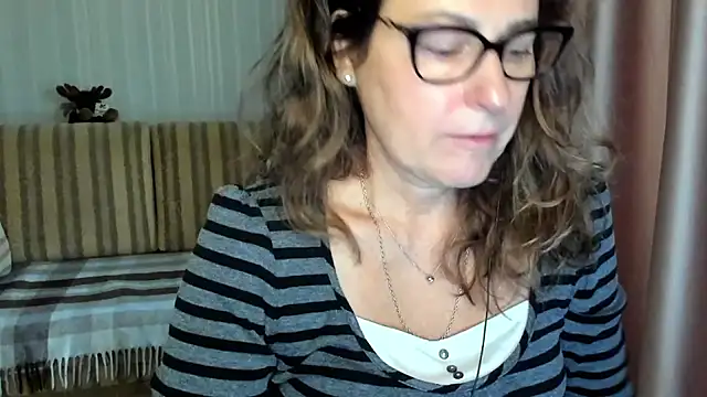 Snapshot of lauraoven chatting on October 2025 08:31:02 AM lauraoven online show from October 2025 08:31:02 AM