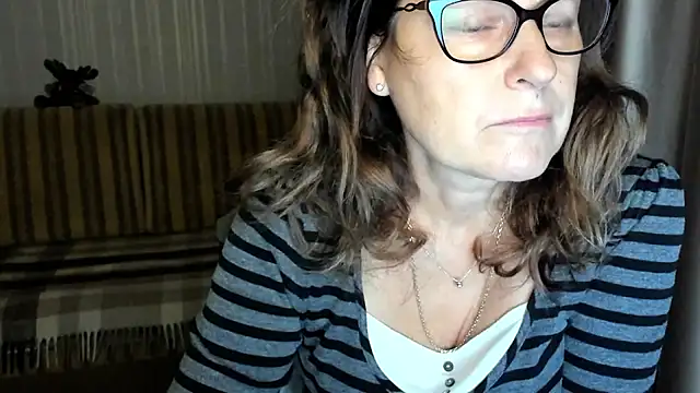 Snapshot of lauraoven chatting on October 2025 02:43:02 PM lauraoven online show from October 2025 02:43:02 PM