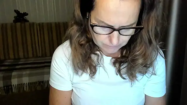 Snapshot of lauraoven chatting on October 2025 02:09:01 PM lauraoven online show from October 2025 02:09:01 PM