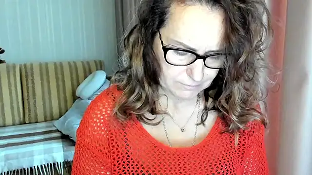 Snapshot of lauraoven chatting on October 2025 08:05:02 AM lauraoven online show from October 2025 08:05:02 AM