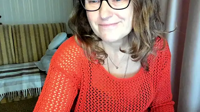 Snapshot of lauraoven chatting on October 2025 07:53:01 AM lauraoven online show from October 2025 07:53:01 AM