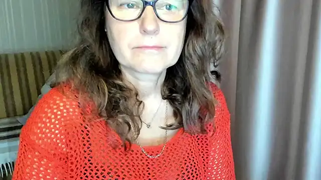 Snapshot of lauraoven chatting on November 2025 07:54:01 AM lauraoven online show from November 2025 07:54:01 AM