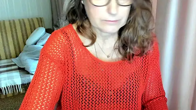 Snapshot of lauraoven chatting on November 2025 09:00:02 AM lauraoven online show from November 2025 09:00:02 AM