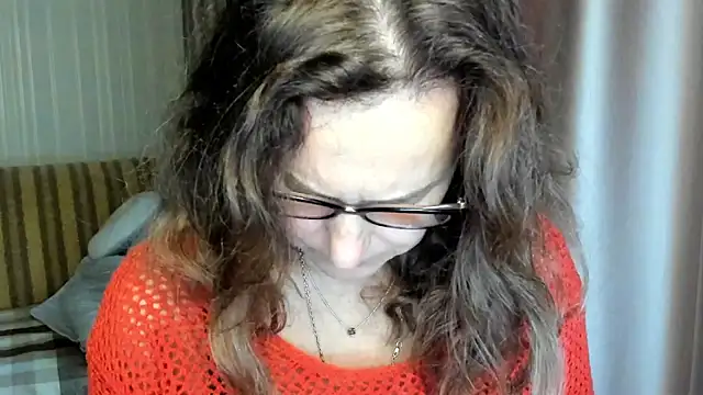 Snapshot of lauraoven chatting on November 2025 07:31:01 AM lauraoven online show from November 2025 07:31:01 AM