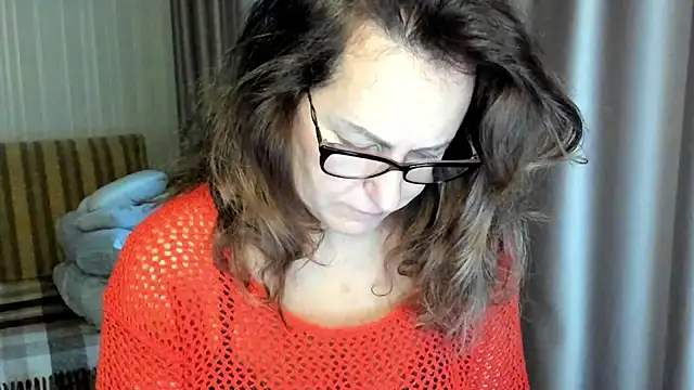 Snapshot of lauraoven chatting on November 2025 07:52:02 AM lauraoven online show from November 2025 07:52:02 AM