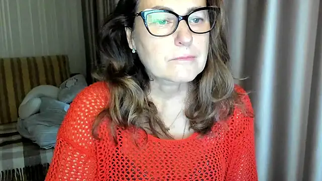 Snapshot of lauraoven chatting on November 2025 07:31:02 AM lauraoven online show from November 2025 07:31:02 AM