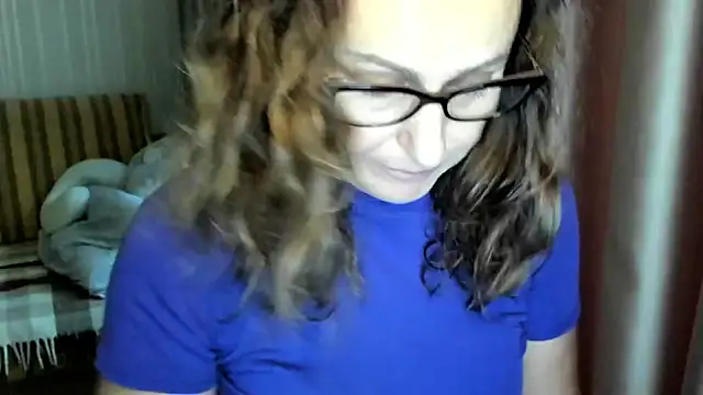 Snapshot of lauraoven chatting on November 2025 10:59:02 AM lauraoven online show from November 2025 10:59:02 AM