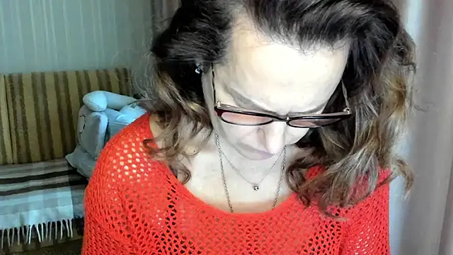 Snapshot of lauraoven chatting on November 2025 10:15:02 AM lauraoven online show from November 2025 10:15:02 AM