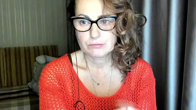 Snapshot of lauraoven chatting on November 2025 05:12:01 PM lauraoven online show from November 2025 05:12:01 PM