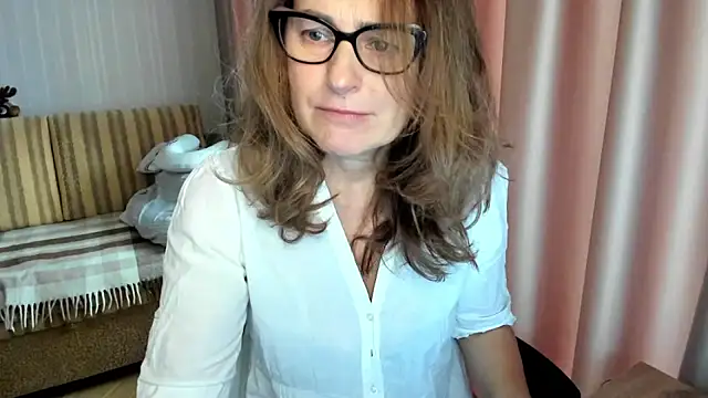 Snapshot of lauraoven chatting on November 2025 08:13:02 AM lauraoven online show from November 2025 08:13:02 AM