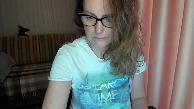 Snapshot of lauraoven chatting on April 2026 06:50:01 AM lauraoven online show from April 2026 06:50:01 AM