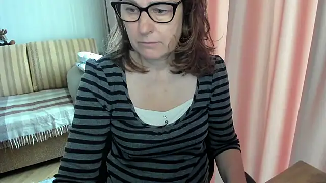 Snapshot of lauraoven chatting on May 2026 08:43:02 AM lauraoven online show from May 2026 08:43:02 AM