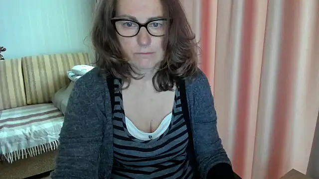 Snapshot of lauraoven chatting on May 2026 07:49:02 AM lauraoven online show from May 2026 07:49:02 AM