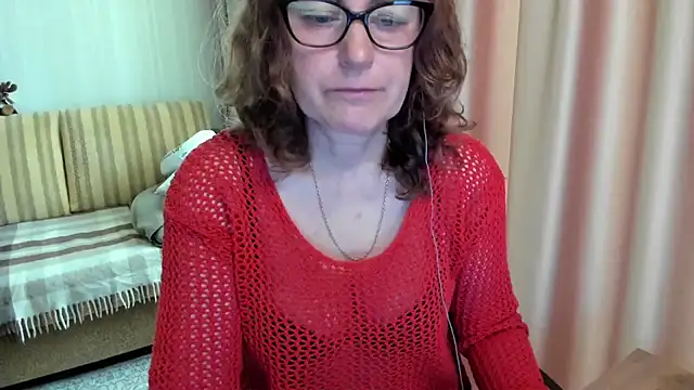 Snapshot of lauraoven chatting on June 2026 07:03:01 AM lauraoven online show from June 2026 07:03:01 AM