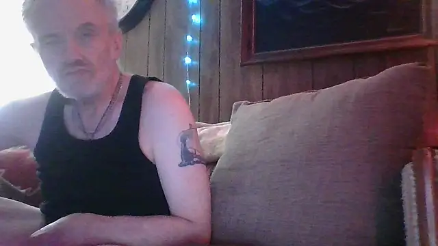 Snapshot of Makowboy chatting on December 2024 02:00:02 PM Makowboy online show from December 2024 02:00:02 PM