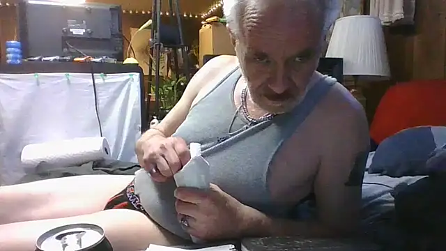 Snapshot of Makowboy chatting on September 2025 10:12:01 PM Makowboy online show from September 2025 10:12:01 PM