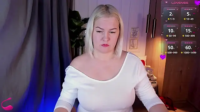 Snapshot of YolandaKiss chatting on February 2025 08:31:02 PM YolandaKiss online show from February 2025 08:31:02 PM