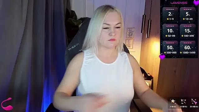 Snapshot of YolandaKiss chatting on March 2025 04:58:02 AM YolandaKiss online show from March 2025 04:58:02 AM