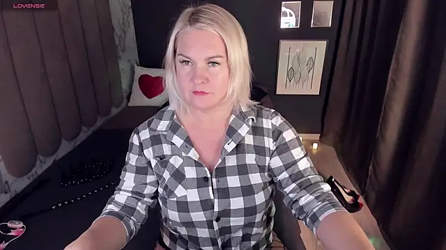 Snapshot of YolandaKiss chatting on October 2025 07:26:01 PM YolandaKiss online show from October 2025 07:26:01 PM