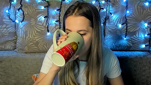 MaggieCake online show from December 2025 03:12:02 AM