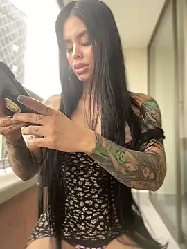 LaraHenao online show from January 2025 12:00:01 PM