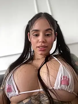 LaraHenao online show from February 2025 01:08:02 PM