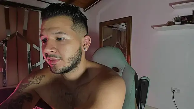 Snapshot of mister_miike chatting on January 2025 03:12:01 AM mister miike online show from January 2025 03:12:01 AM