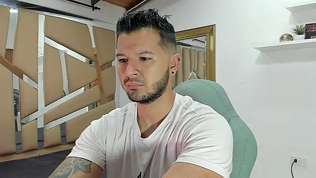 Snapshot of mister_miike chatting on February 2025 03:15:02 AM mister miike online show from February 2025 03:15:02 AM