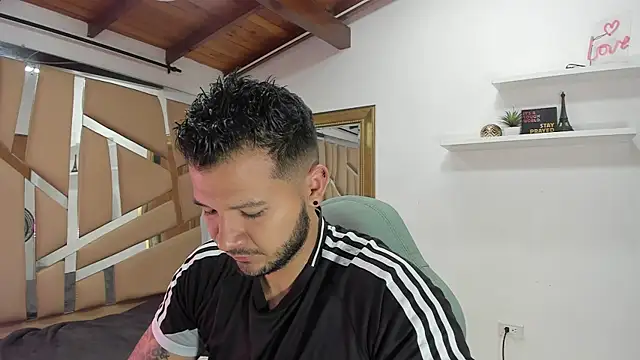 Snapshot of mister_miike chatting on February 2025 03:06:02 AM mister miike online show from February 2025 03:06:02 AM
