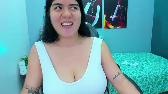 Snapshot of pearl_weet chatting on February 2025 05:46:02 PM pearl weet online show from February 2025 05:46:02 PM