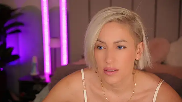 VickySecret96 online show from November 2025 05:45:03 PM