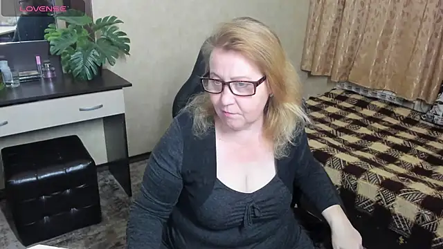 Snapshot of Frau_Marta chatting on December 2024 01:27:02 PM Frau Marta online show from December 2024 01:27:02 PM