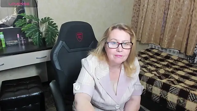 Snapshot of Frau_Marta chatting on December 2024 01:22:02 PM Frau Marta online show from December 2024 01:22:02 PM