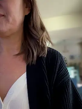 MaiseKnox online show from November 2025 05:17:01 PM