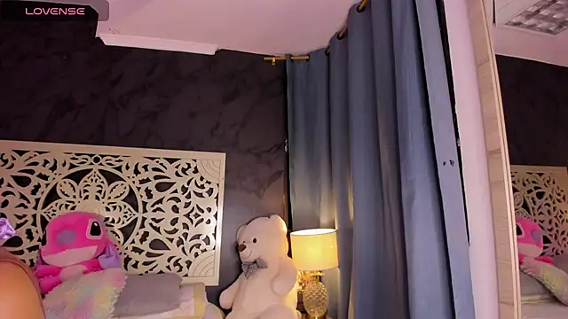 Snapshot of Vivi_prinncess chatting on May 2026 11:14:02 PM Vivi prinncess online show from May 2026 11:14:02 PM