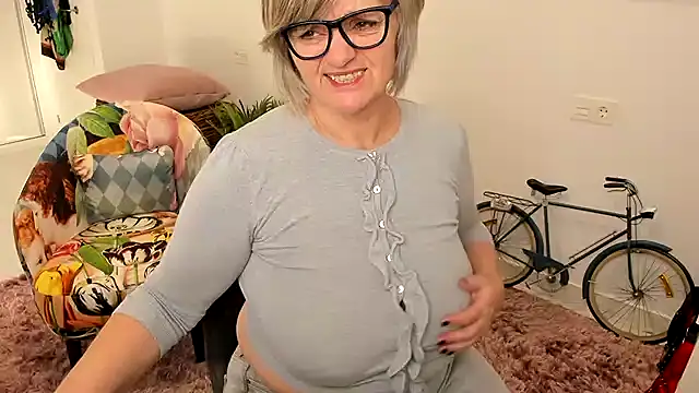 Snapshot of Milf-Ella chatting on January 2025 08:54:01 AM Milf-Ella online show from January 2025 08:54:01 AM