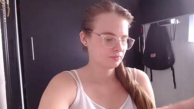Snapshot of HellenMiyer1111 chatting on February 2025 06:01:02 PM HellenMiyer1111 online show from February 2025 06:01:02 PM