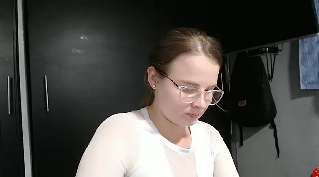 Snapshot of HellenMiyer1111 chatting on February 2025 12:43:01 AM HellenMiyer1111 online show from February 2025 12:43:01 AM