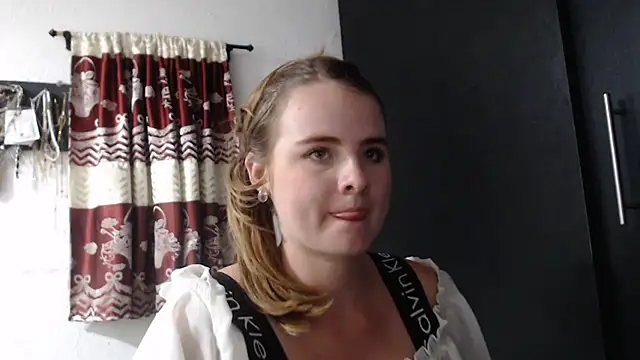 Snapshot of HellenMiyer1111 chatting on September 2025 02:11:01 AM HellenMiyer1111 online show from September 2025 02:11:01 AM