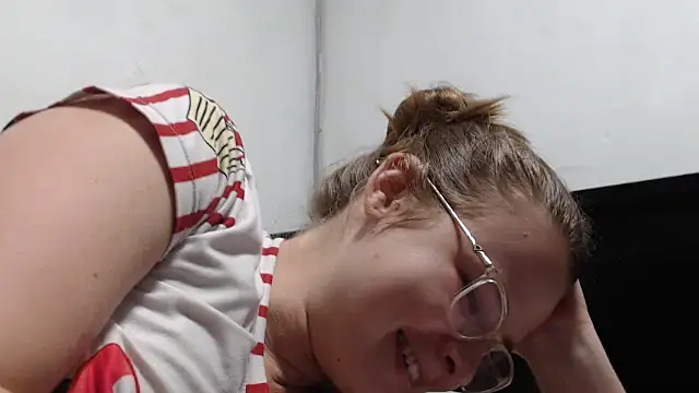 Snapshot of HellenMiyer1111 chatting on September 2025 04:05:01 AM HellenMiyer1111 online show from September 2025 04:05:01 AM