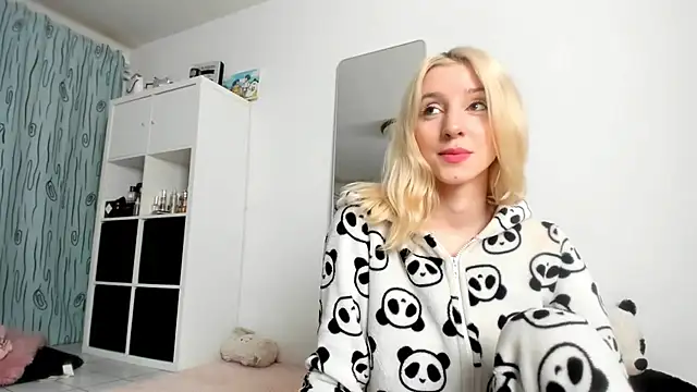 Snapshot of KenzieDawton chatting on October 2025 03:18:02 AM KenzieDawton online show from October 2025 03:18:02 AM