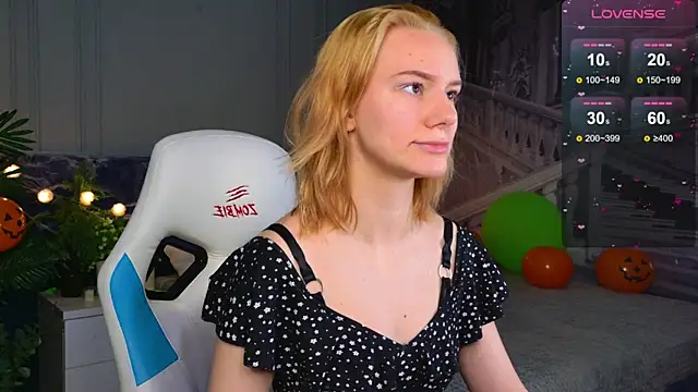 Snapshot of Ramona___ chatting on October 2025 06:10:01 AM Ramona online show from October 2025 06:10:01 AM