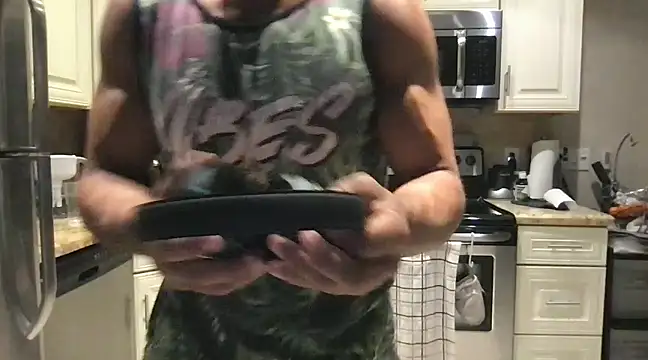 Snapshot of BigGuyMuscle chatting on February 2025 03:33:01 AM BigGuyMuscle online show from February 2025 03:33:01 AM